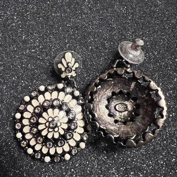 Joan Rivers Elegant Black and White Floral Earrings - Picture 3 of 4